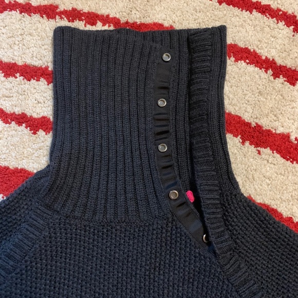 Lululemon navy sweater size between 4 and 6 - Picture 4 of 8